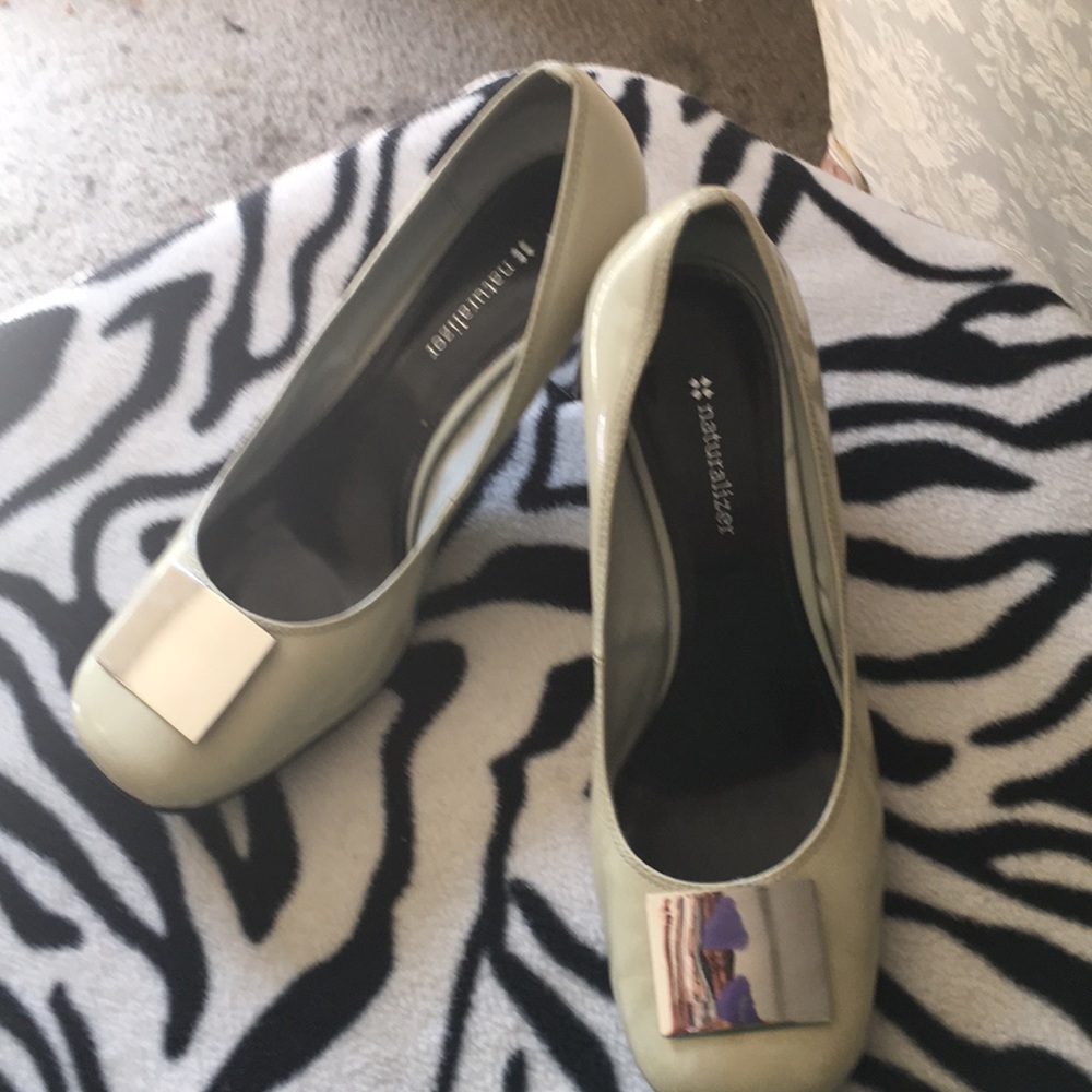 Bone pump with a stacked heel and a silver buckle